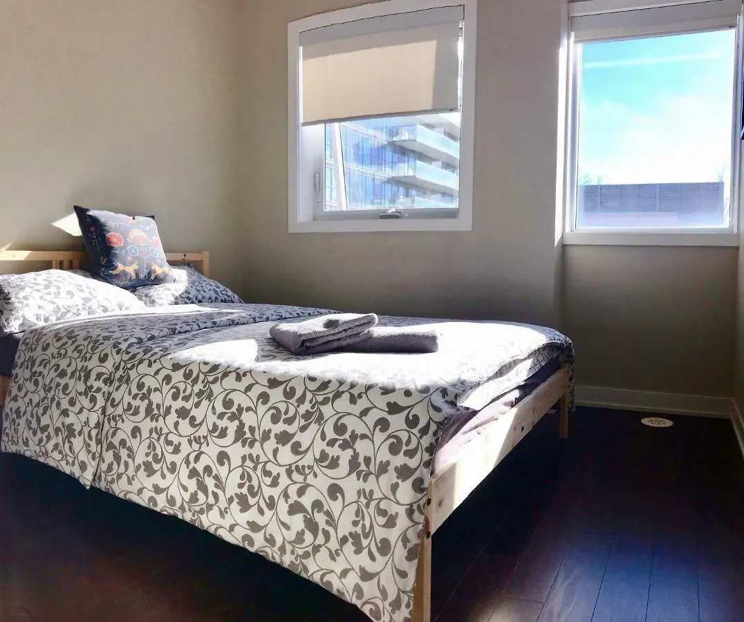 Home In Downtown Toronto 0*,